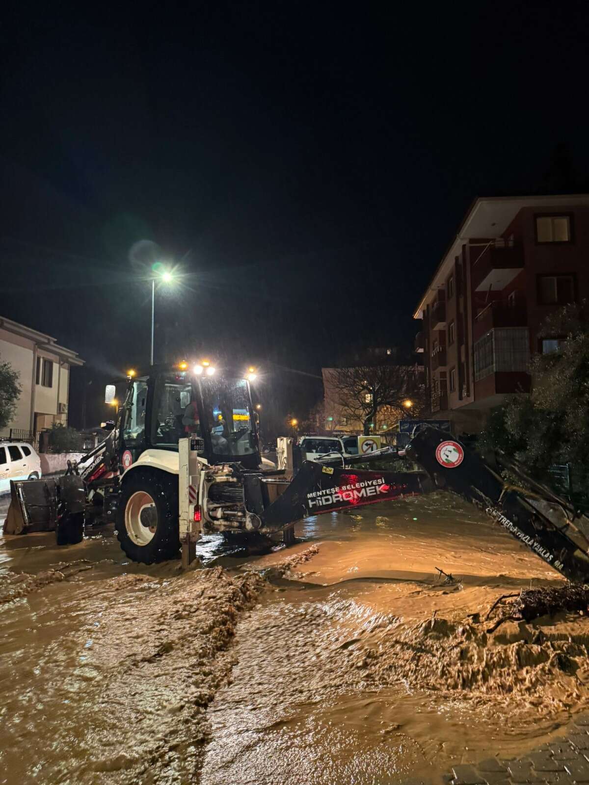 Menteşe Belediye Ekipleri Gece Boyunca Mesai Yaptı 3